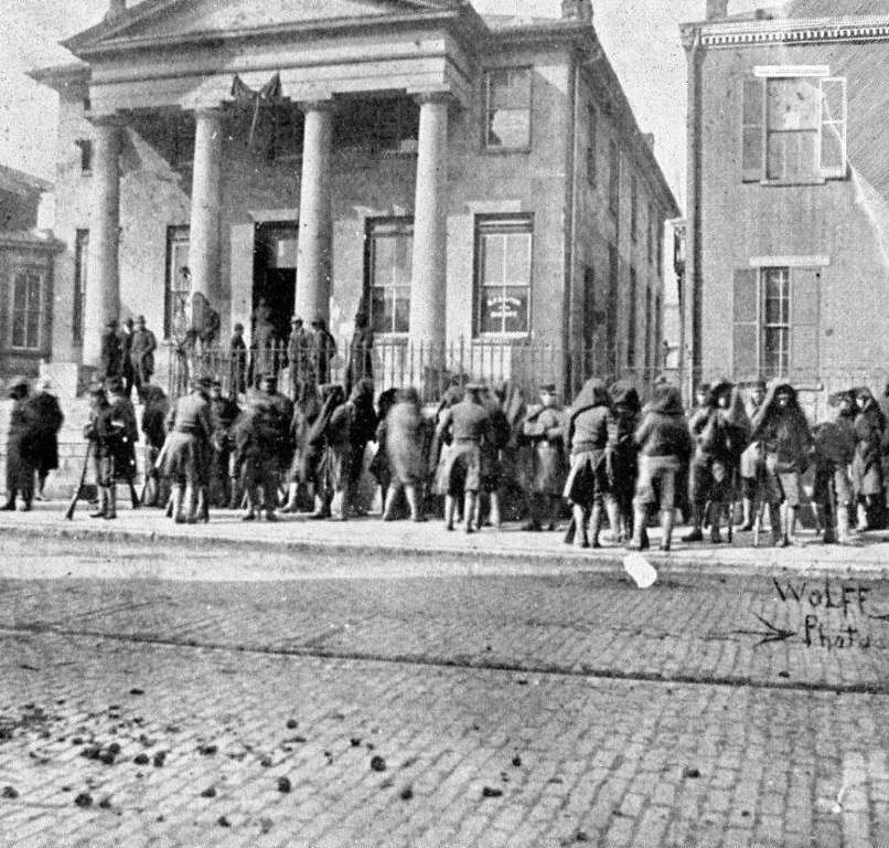 Black-and-white photo of a crowd gathering on Kentucky courthouse steps beneath grand columns.